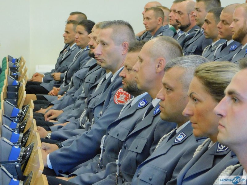 Odznaczenia i awanse dla policjantów oraz ich nowy kapelan (zdjęcia)