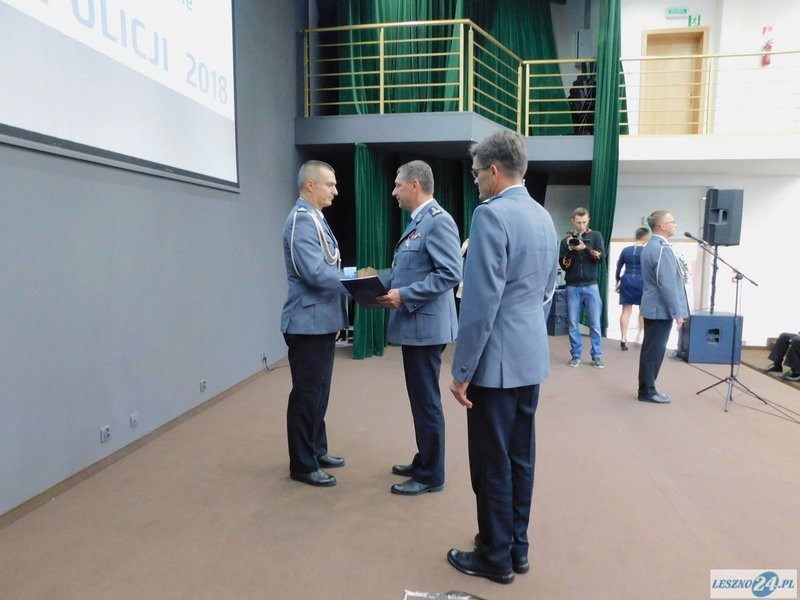 Odznaczenia i awanse dla policjantów oraz ich nowy kapelan (zdjęcia)