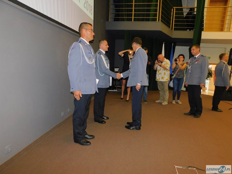 Odznaczenia i awanse dla policjantów oraz ich nowy kapelan (zdjęcia)