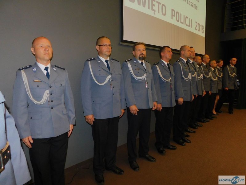 Odznaczenia i awanse dla policjantów oraz ich nowy kapelan (zdjęcia)