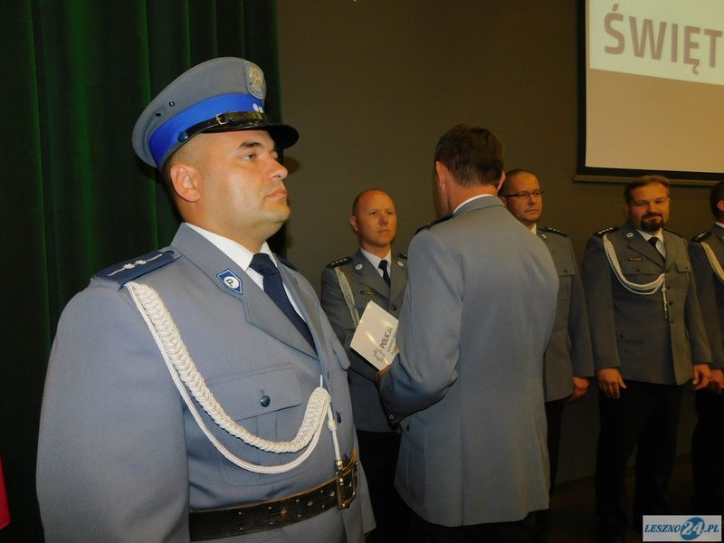 Odznaczenia i awanse dla policjantów oraz ich nowy kapelan (zdjęcia)