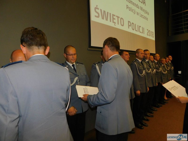 Odznaczenia i awanse dla policjantów oraz ich nowy kapelan (zdjęcia)