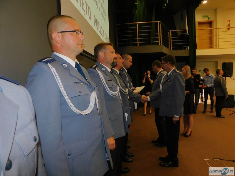 Odznaczenia i awanse dla policjantów oraz ich nowy kapelan (zdjęcia)