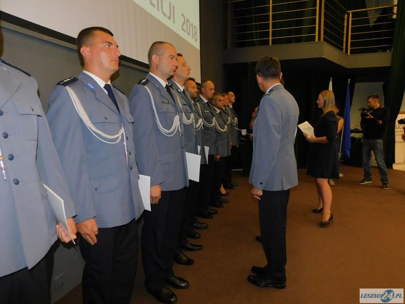 Odznaczenia i awanse dla policjantów oraz ich nowy kapelan (zdjęcia)