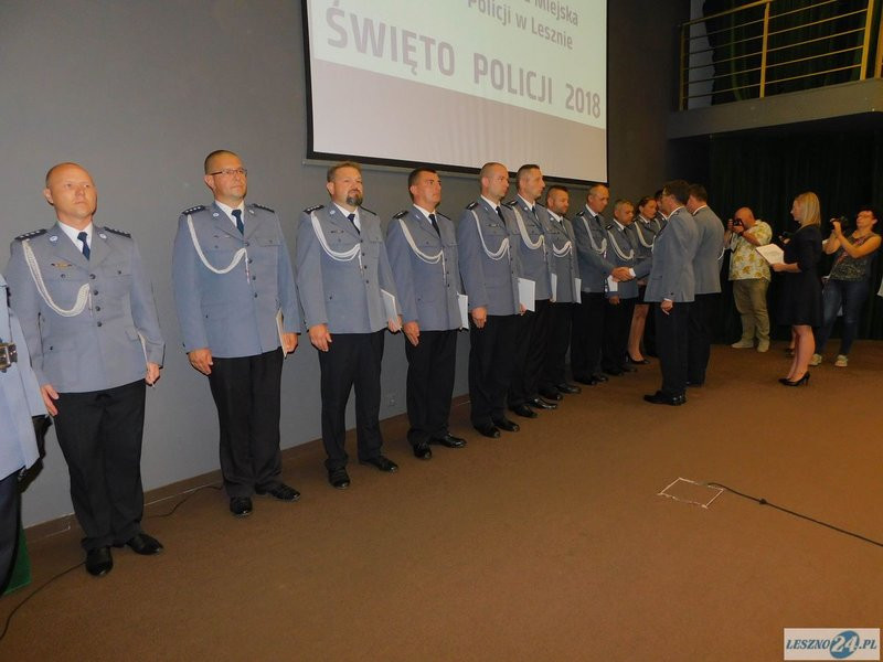 Odznaczenia i awanse dla policjantów oraz ich nowy kapelan (zdjęcia)