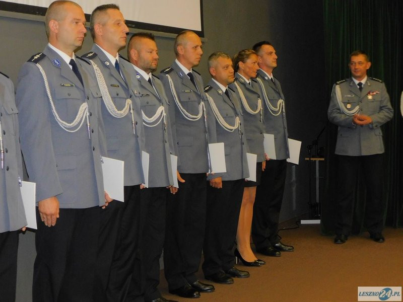 Odznaczenia i awanse dla policjantów oraz ich nowy kapelan (zdjęcia)