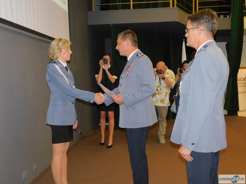 Odznaczenia i awanse dla policjantów oraz ich nowy kapelan (zdjęcia)