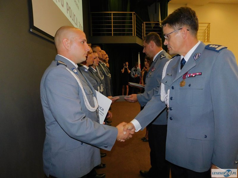 Odznaczenia i awanse dla policjantów oraz ich nowy kapelan (zdjęcia)