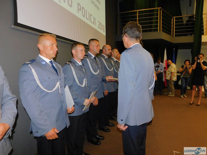 Odznaczenia i awanse dla policjantów oraz ich nowy kapelan (zdjęcia)