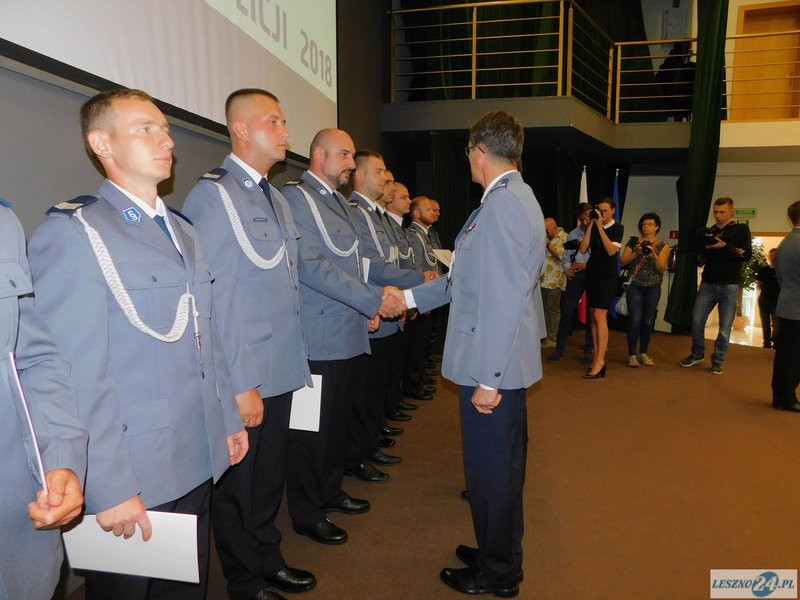 Odznaczenia i awanse dla policjantów oraz ich nowy kapelan (zdjęcia)