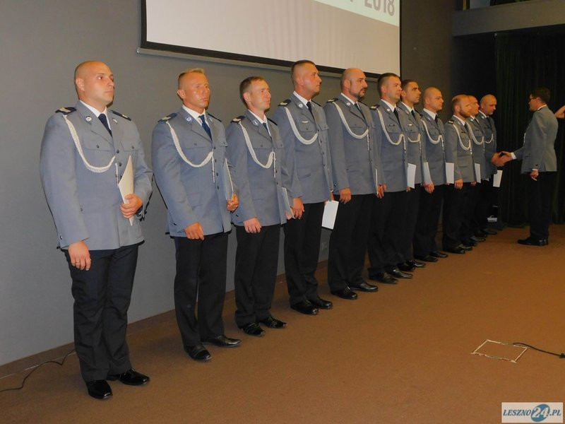 Odznaczenia i awanse dla policjantów oraz ich nowy kapelan (zdjęcia)