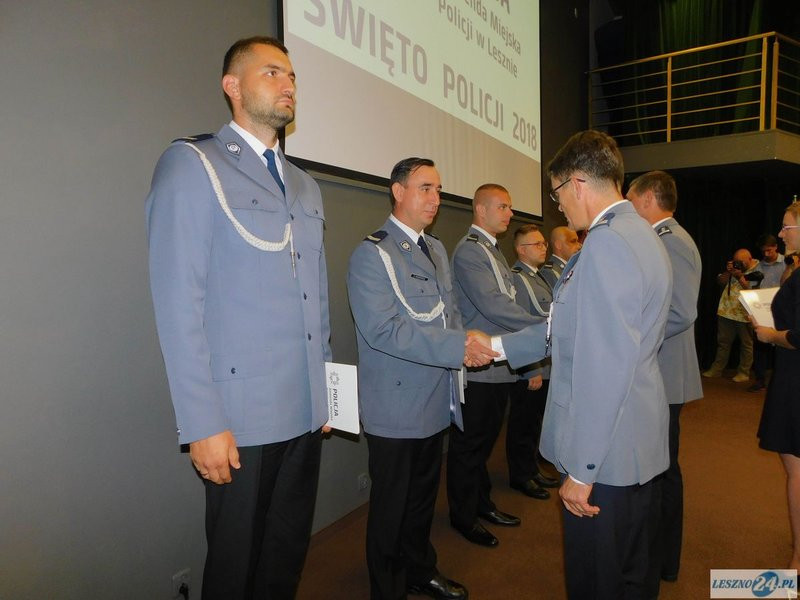 Odznaczenia i awanse dla policjantów oraz ich nowy kapelan (zdjęcia)