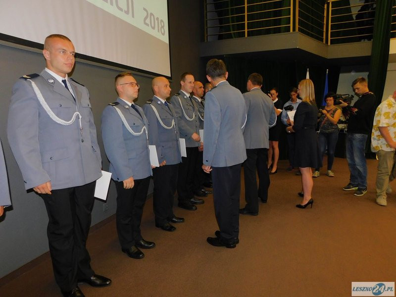 Odznaczenia i awanse dla policjantów oraz ich nowy kapelan (zdjęcia)