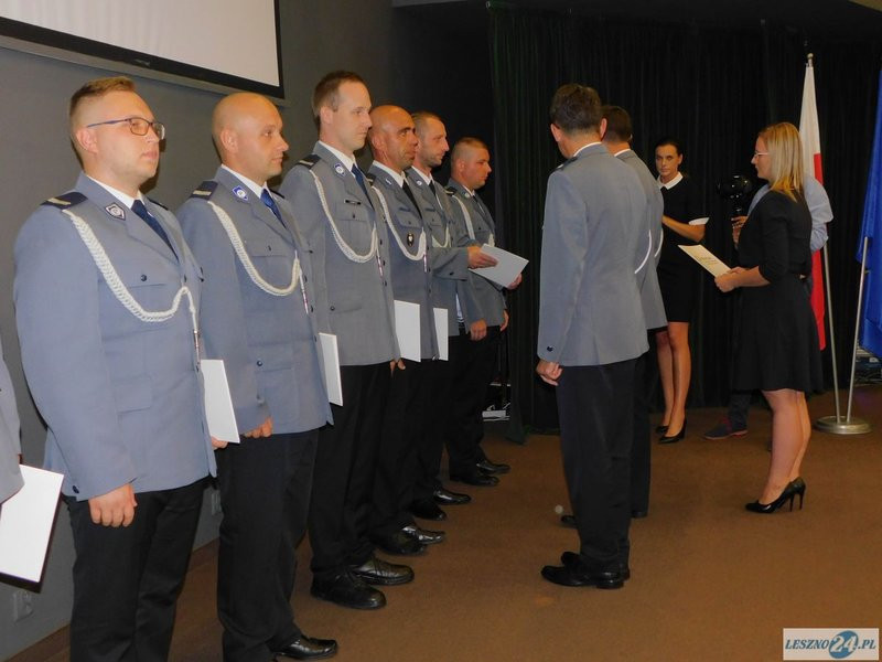 Odznaczenia i awanse dla policjantów oraz ich nowy kapelan (zdjęcia)