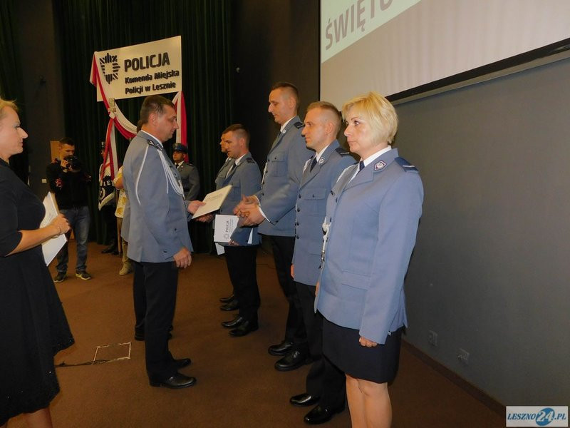 Odznaczenia i awanse dla policjantów oraz ich nowy kapelan (zdjęcia)