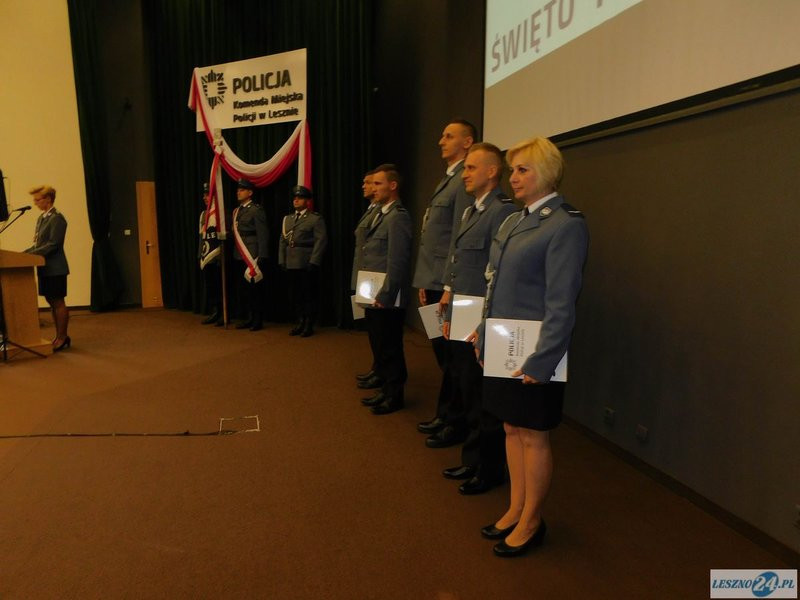 Odznaczenia i awanse dla policjantów oraz ich nowy kapelan (zdjęcia)