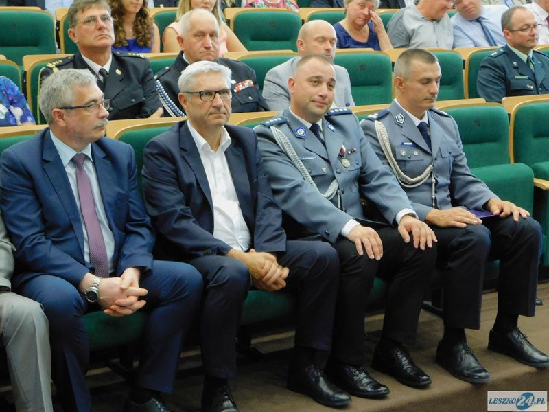 Odznaczenia i awanse dla policjantów oraz ich nowy kapelan (zdjęcia)