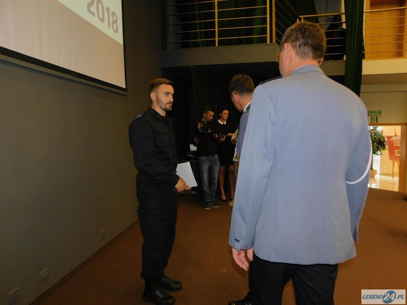 Odznaczenia i awanse dla policjantów oraz ich nowy kapelan (zdjęcia)