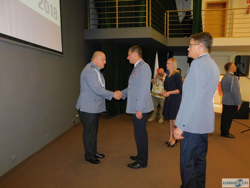 Odznaczenia i awanse dla policjantów oraz ich nowy kapelan (zdjęcia)