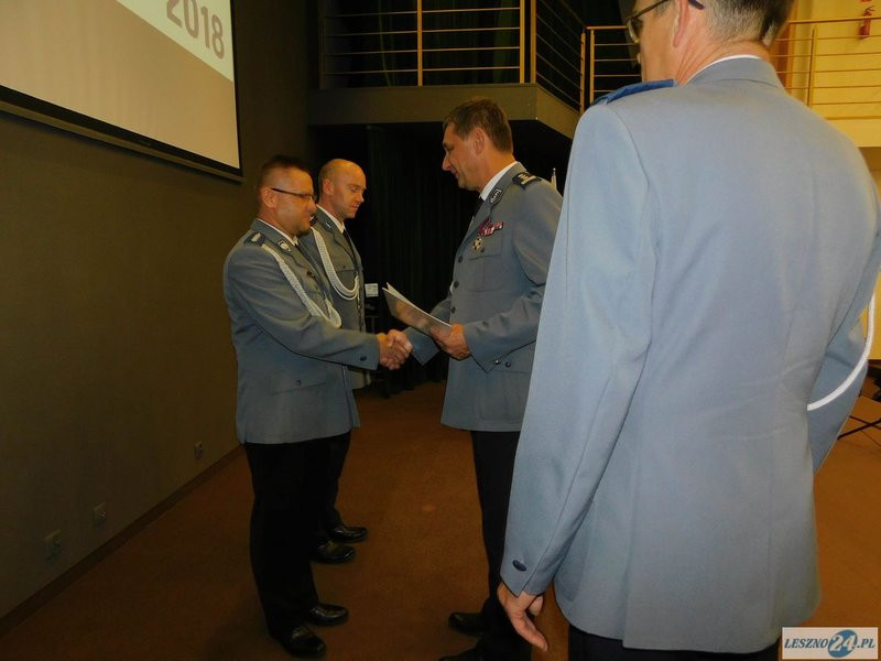 Odznaczenia i awanse dla policjantów oraz ich nowy kapelan (zdjęcia)