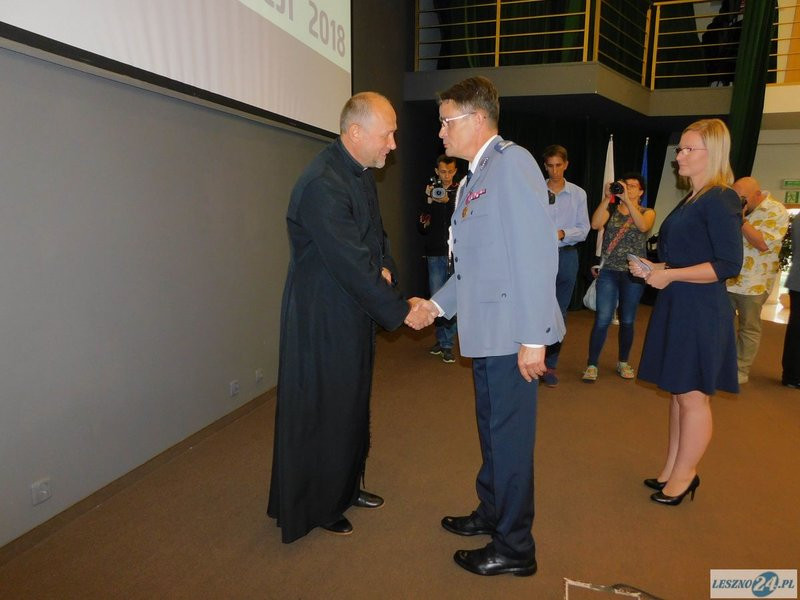 Odznaczenia i awanse dla policjantów oraz ich nowy kapelan (zdjęcia)