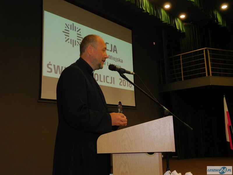 Odznaczenia i awanse dla policjantów oraz ich nowy kapelan (zdjęcia)