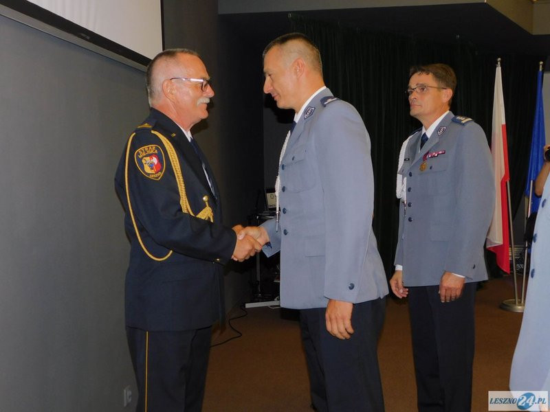 Odznaczenia i awanse dla policjantów oraz ich nowy kapelan (zdjęcia)