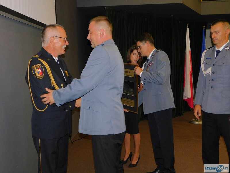 Odznaczenia i awanse dla policjantów oraz ich nowy kapelan (zdjęcia)
