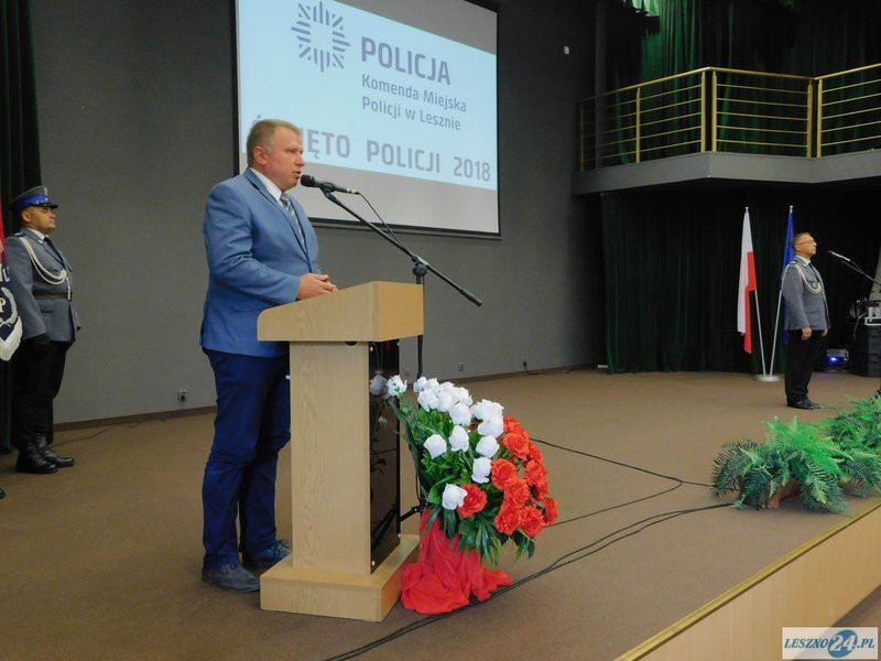 Odznaczenia i awanse dla policjantów oraz ich nowy kapelan (zdjęcia)