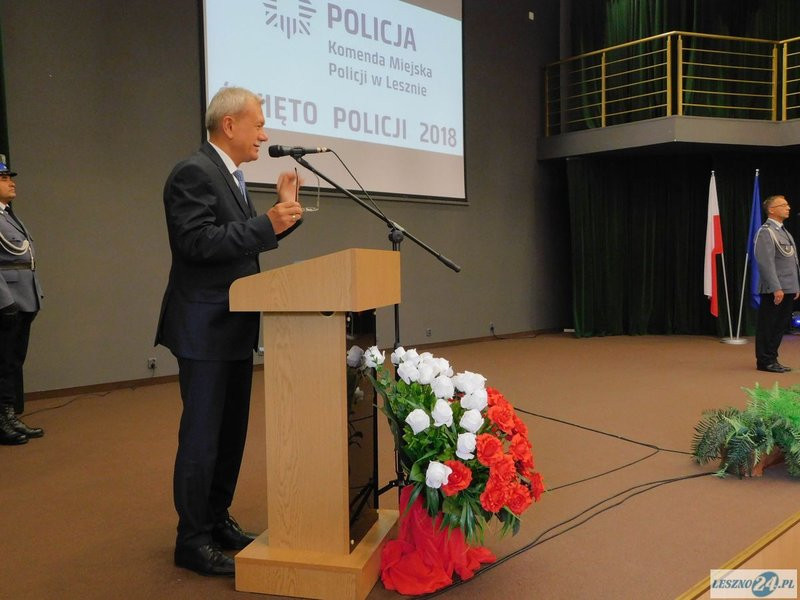 Odznaczenia i awanse dla policjantów oraz ich nowy kapelan (zdjęcia)