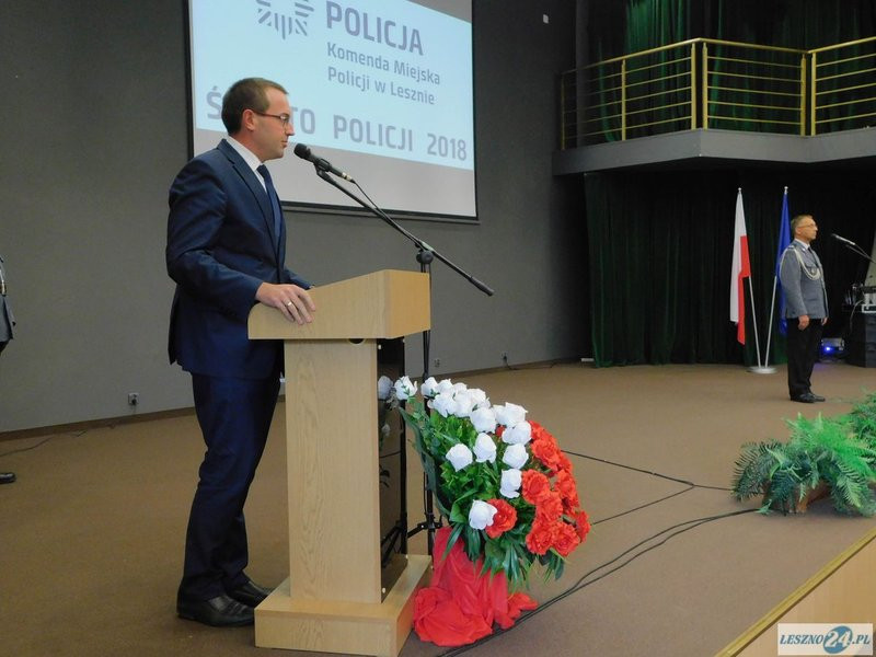 Odznaczenia i awanse dla policjantów oraz ich nowy kapelan (zdjęcia)