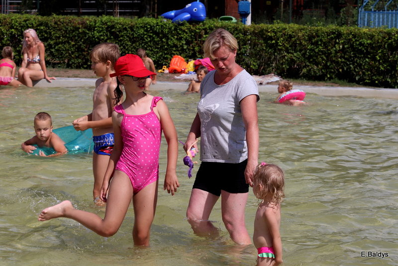 Chłodzili się na basenie (zdjęcia)