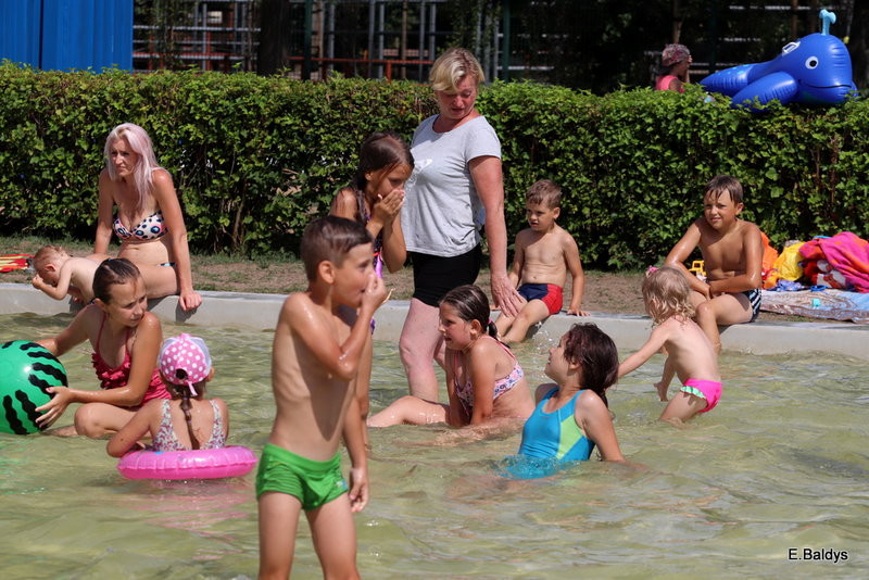 Chłodzili się na basenie (zdjęcia)