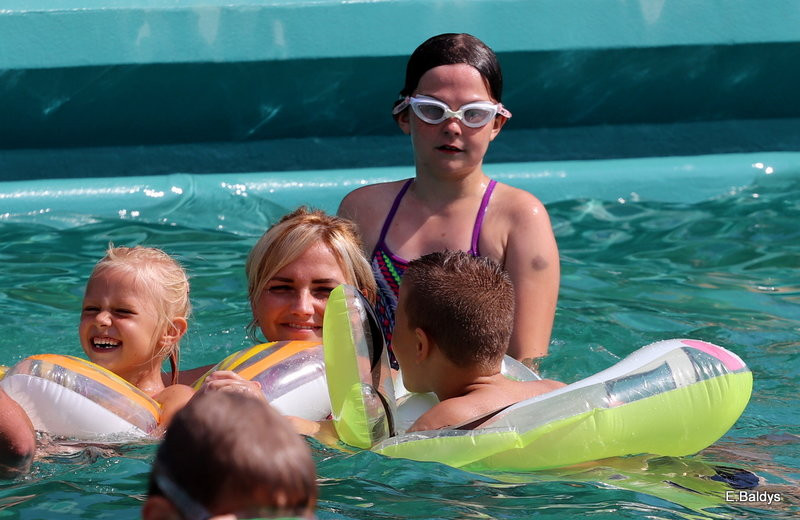 Chłodzili się na basenie (zdjęcia)