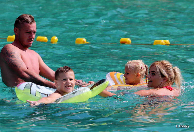 Chłodzili się na basenie (zdjęcia)