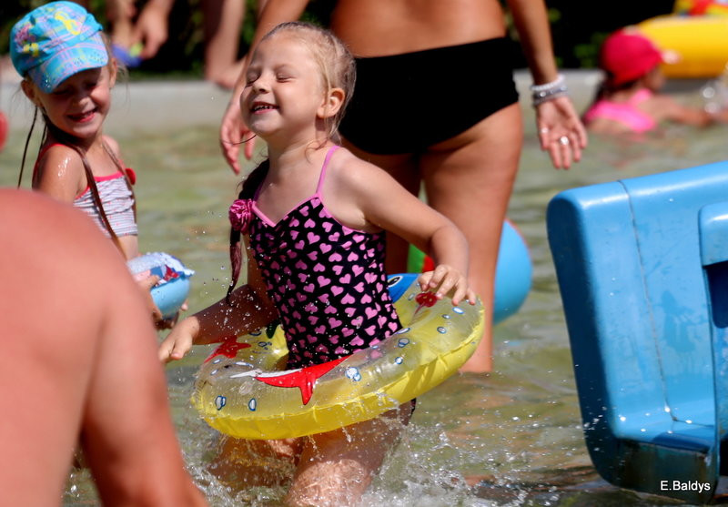 Chłodzili się na basenie (zdjęcia)
