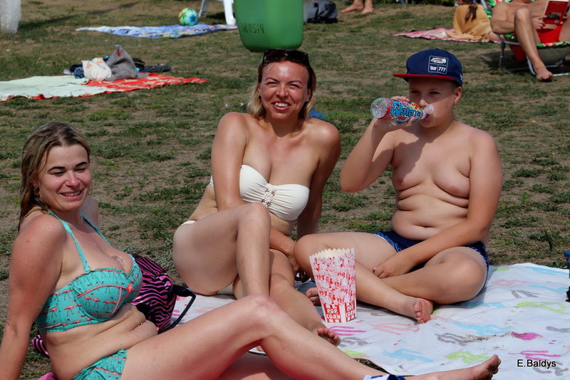 Chłodzili się na basenie (zdjęcia)