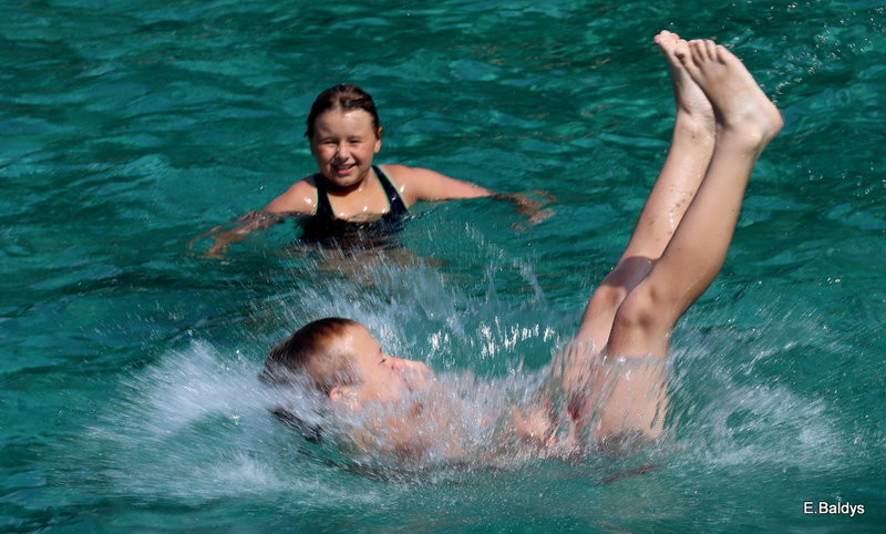 Chłodzili się na basenie (zdjęcia)