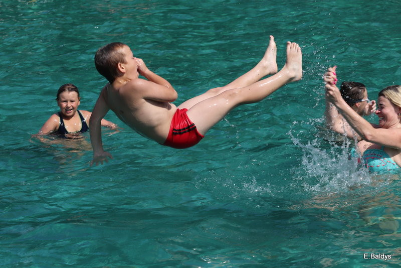 Chłodzili się na basenie (zdjęcia)