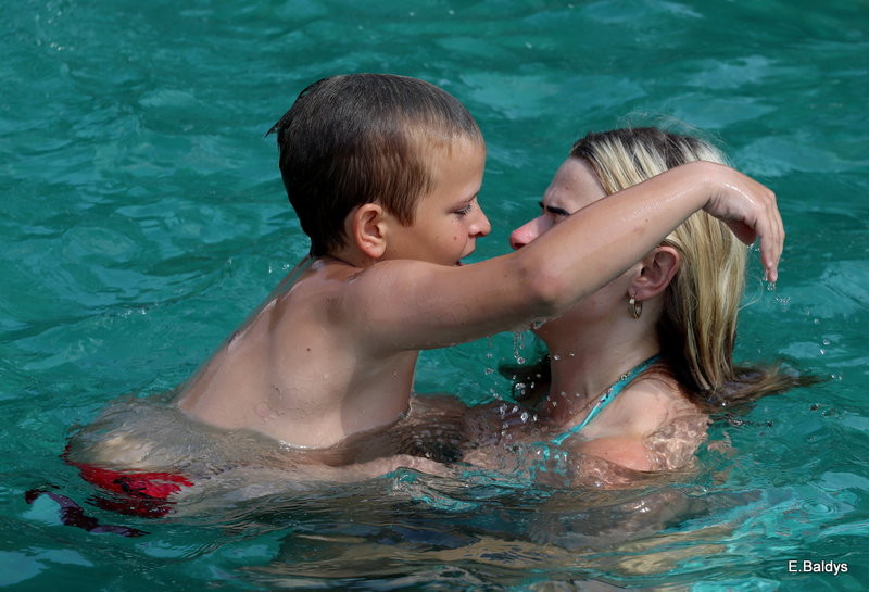 Chłodzili się na basenie (zdjęcia)