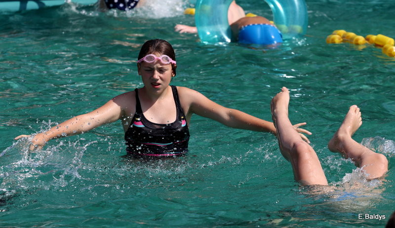 Chłodzili się na basenie (zdjęcia)