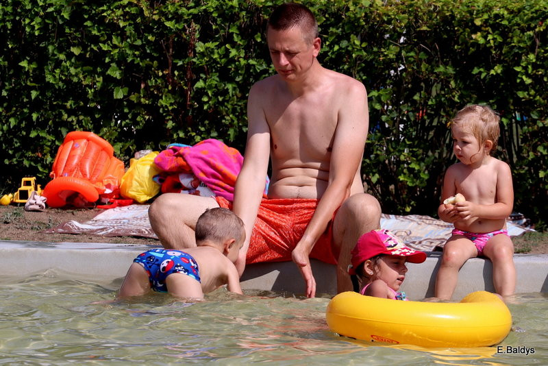 Chłodzili się na basenie (zdjęcia)