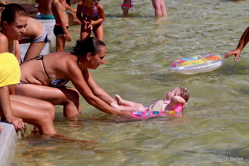 Chłodzili się na basenie (zdjęcia)