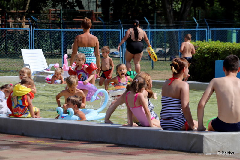 Chłodzili się na basenie (zdjęcia)