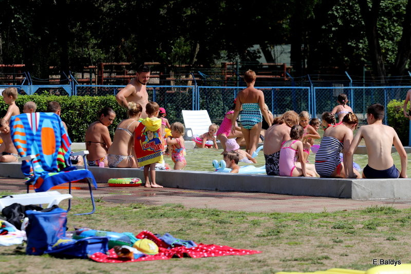 Chłodzili się na basenie (zdjęcia)