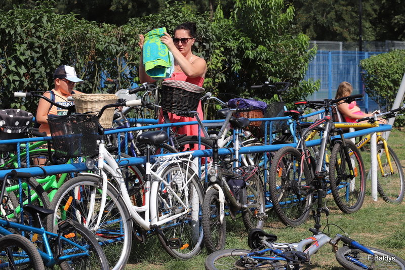 Chłodzili się na basenie (zdjęcia)