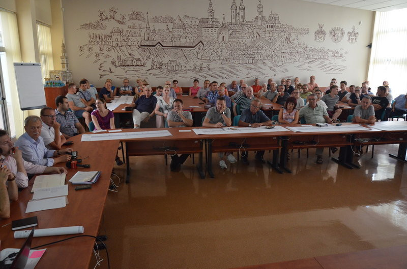 Burzliwe konsultacje w sprawie przebudowy ul. Szybowników  (zdjęcia)