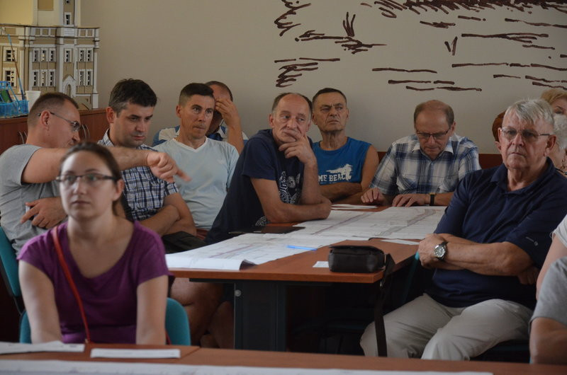Burzliwe konsultacje w sprawie przebudowy ul. Szybowników  (zdjęcia)