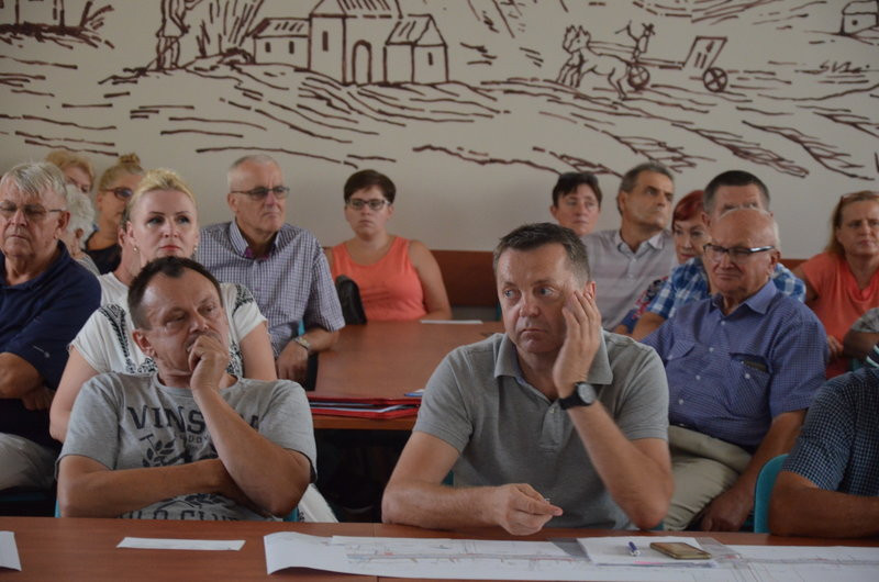 Burzliwe konsultacje w sprawie przebudowy ul. Szybowników  (zdjęcia)