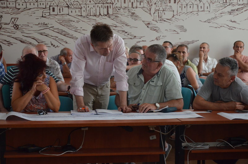 Burzliwe konsultacje w sprawie przebudowy ul. Szybowników  (zdjęcia)